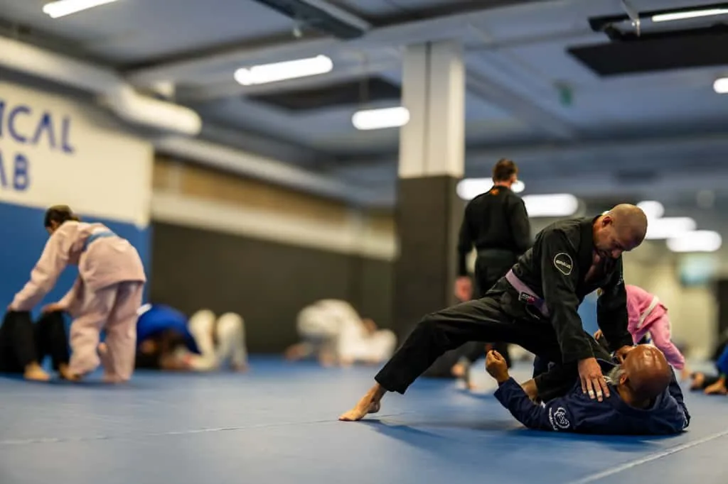 Pratique du jiu-jitsu brésilien illustrée sur le site AFL